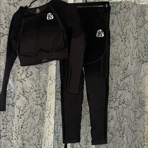 Black Long Sleeve Crop Top and leggins